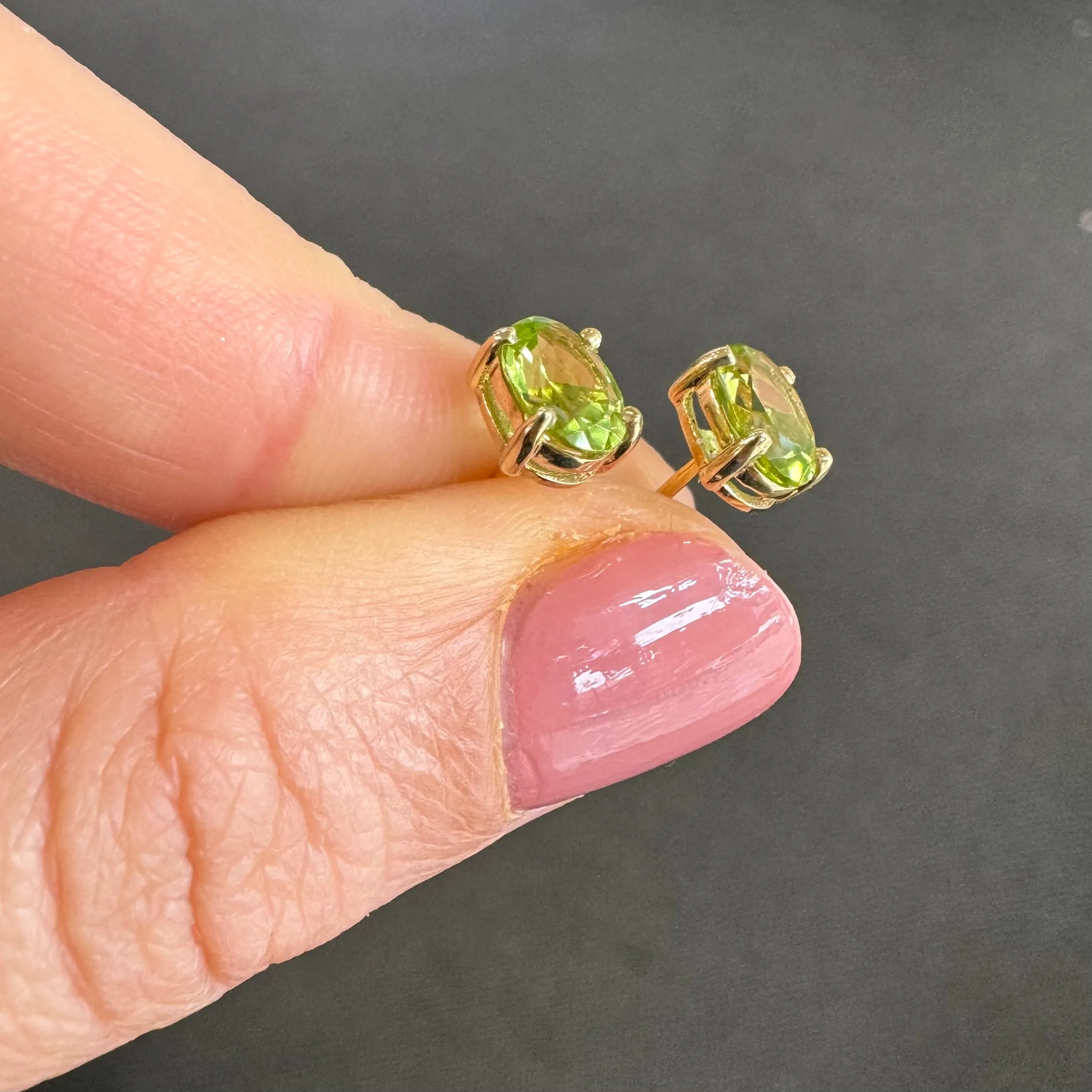 9ct Yellow Gold Oval Peridot Stud Earrings